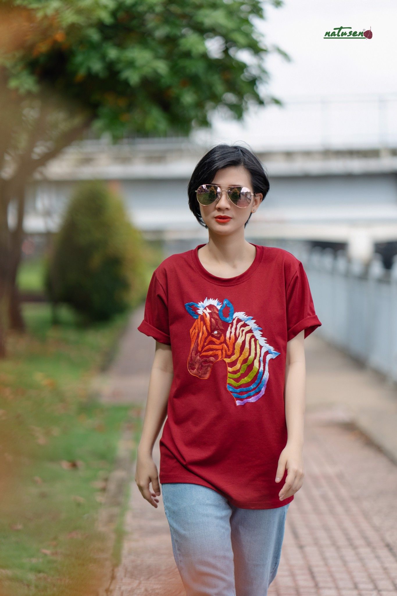 Áo thun Chili Red thêu tay Rainbow Zebra