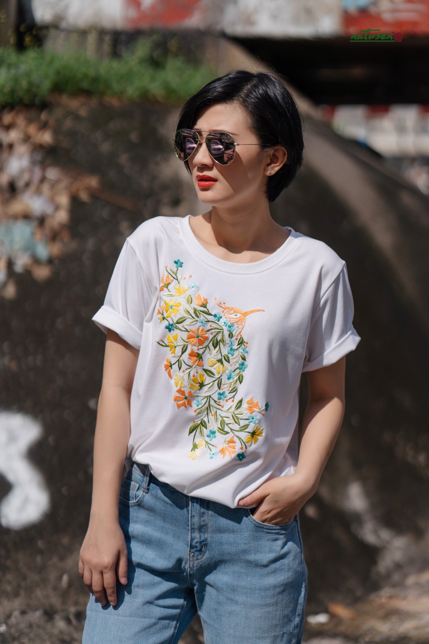 Áo thun thêu tay Chim Ruồi Hoa Thị Offwhite