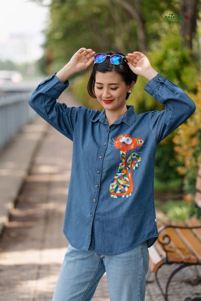  Áo chemise denim thêu tay Mèo Ngố Kim Cương 