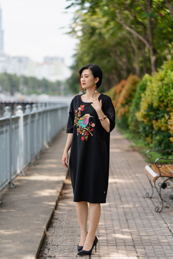 Đầm Đen thêu thủ công Sẻ Hoa Hồng