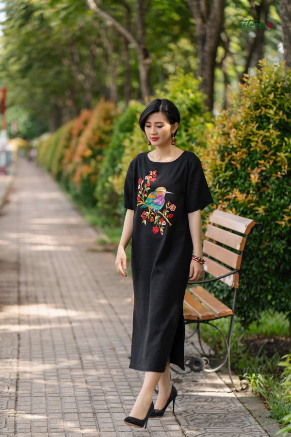 Đầm đi tiệc đen thêu thủ công Sẻ Hoa Hồng Tết