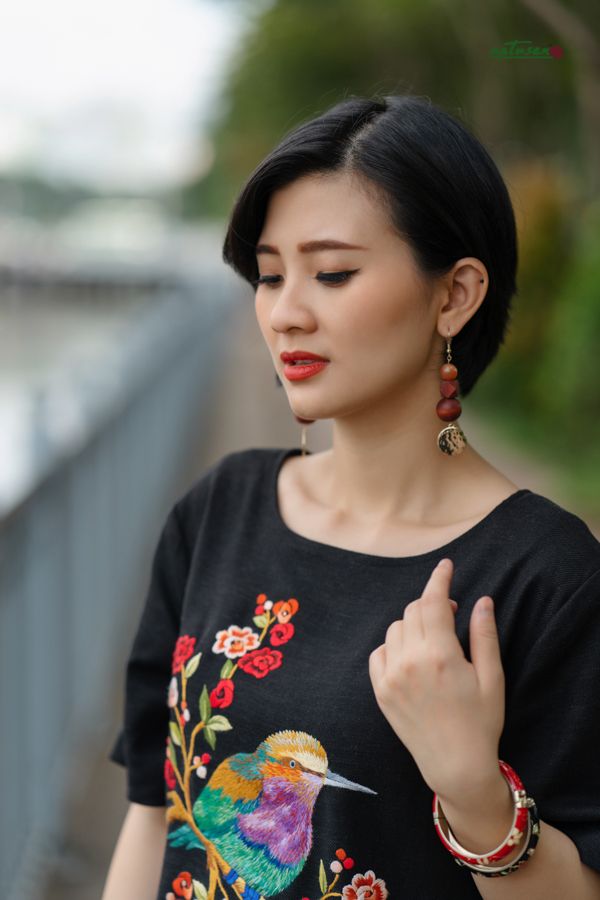 Đầm đi tiệc đen thêu thủ công Sẻ Hoa Hồng Tết