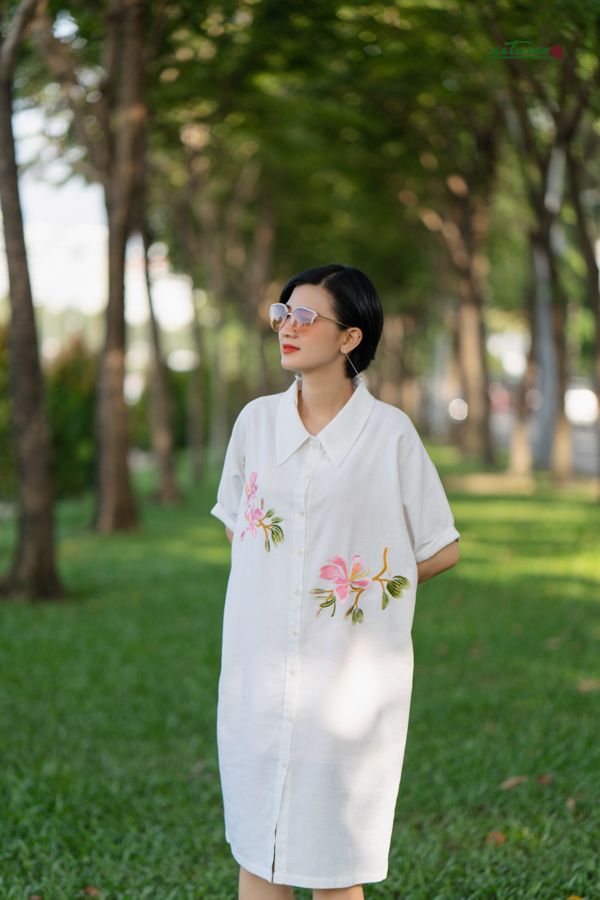 Đầm cổ én Offwhite thêu tay hoa Ban hồng