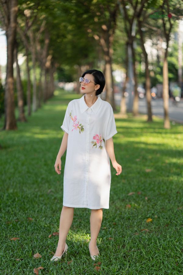 Đầm cổ én Offwhite thêu tay hoa Ban hồng