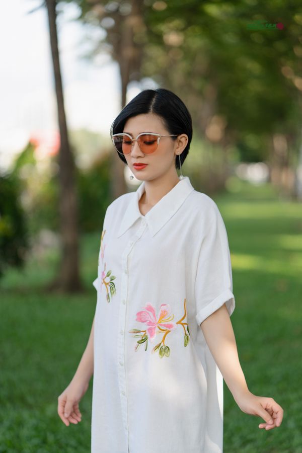 Đầm cổ én Offwhite thêu tay hoa Ban hồng