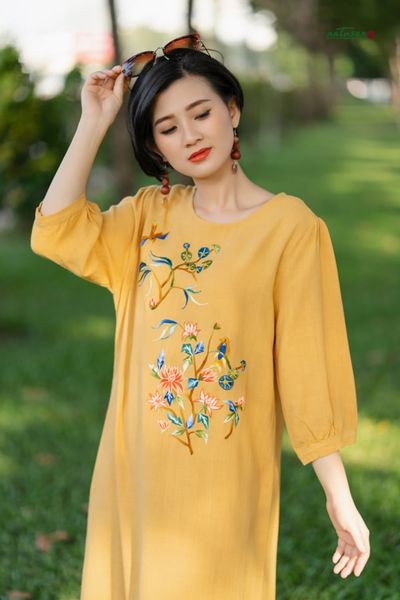  Đầm Sara vàng mustard linen bamboo thêu tay Tâm Giao 