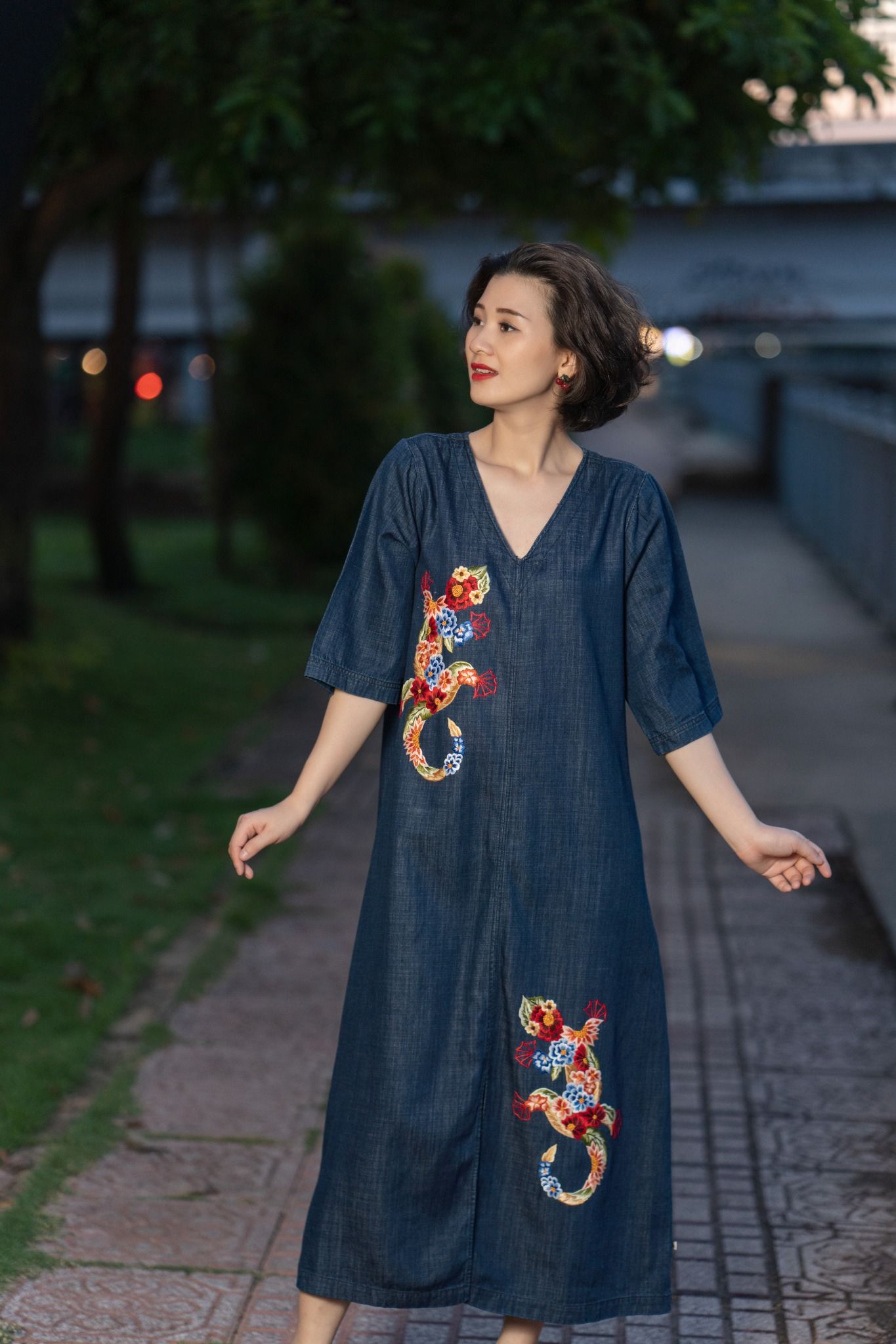 Đầm Victory denim thêu thủ công Tắc Kè Bách Hoa