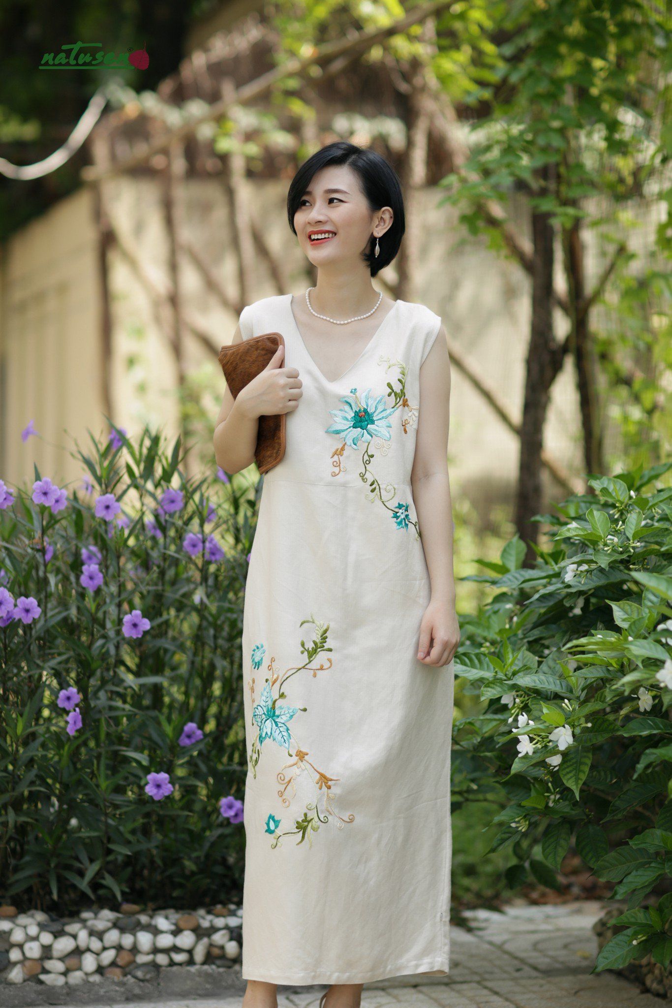 Đầm thêu tay hoa sen xanh maxi đi tiệc màu kem