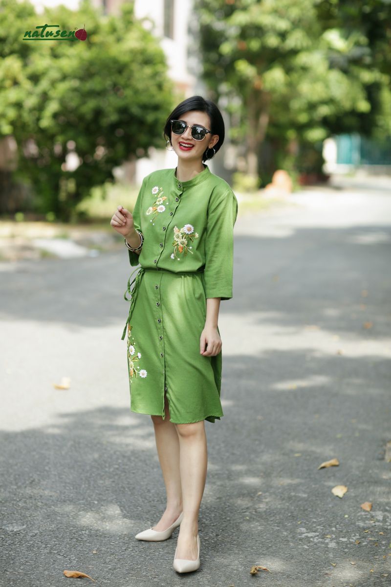 Đầm A xanh lá thêu tay Cúc Tana dây eo