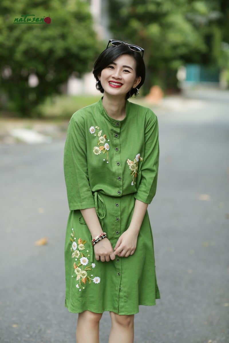 Đầm A xanh lá thêu tay Cúc Tana dây eo