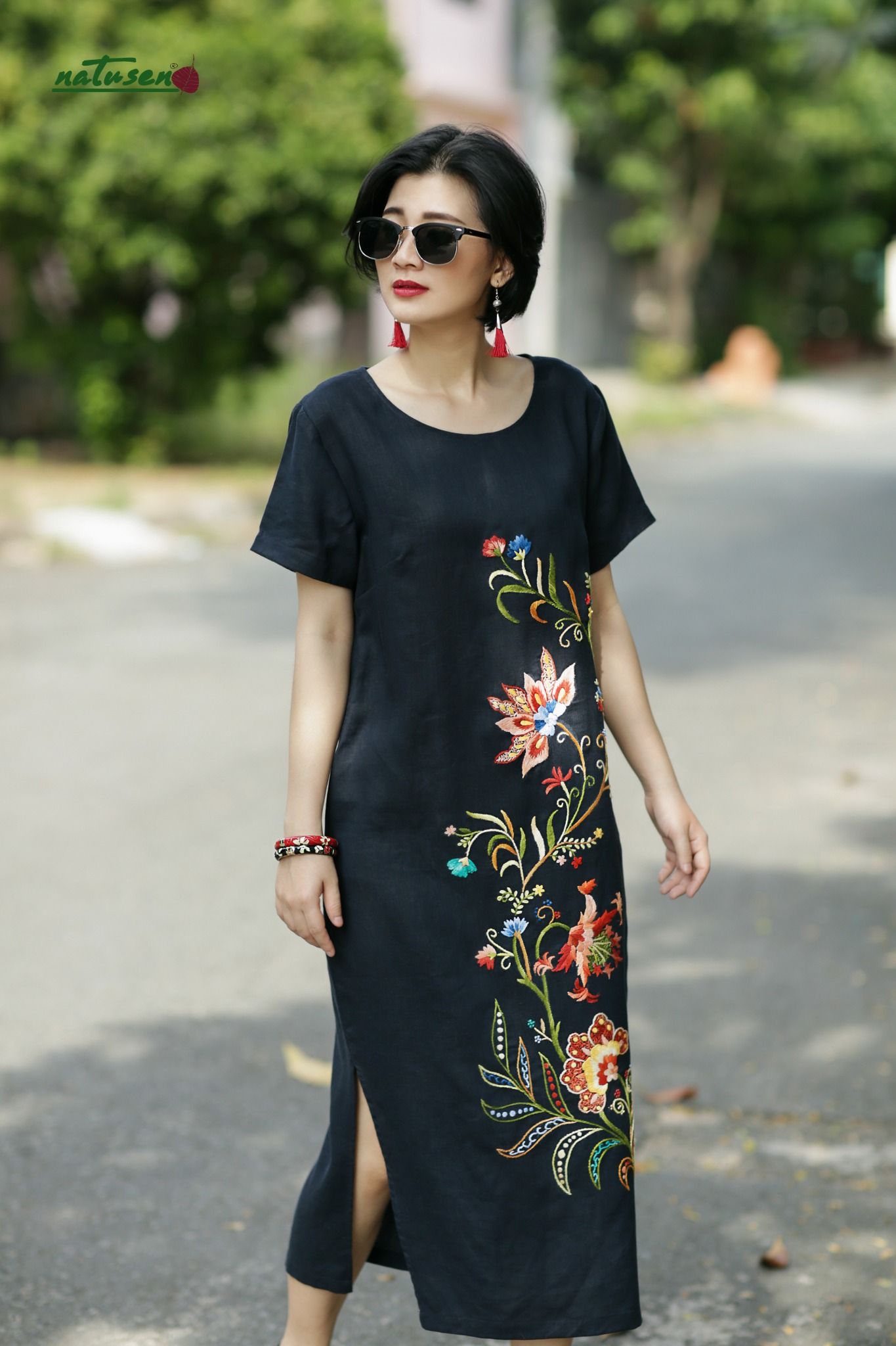 Đầm Queen Jacobeans maxi suông đen tay con