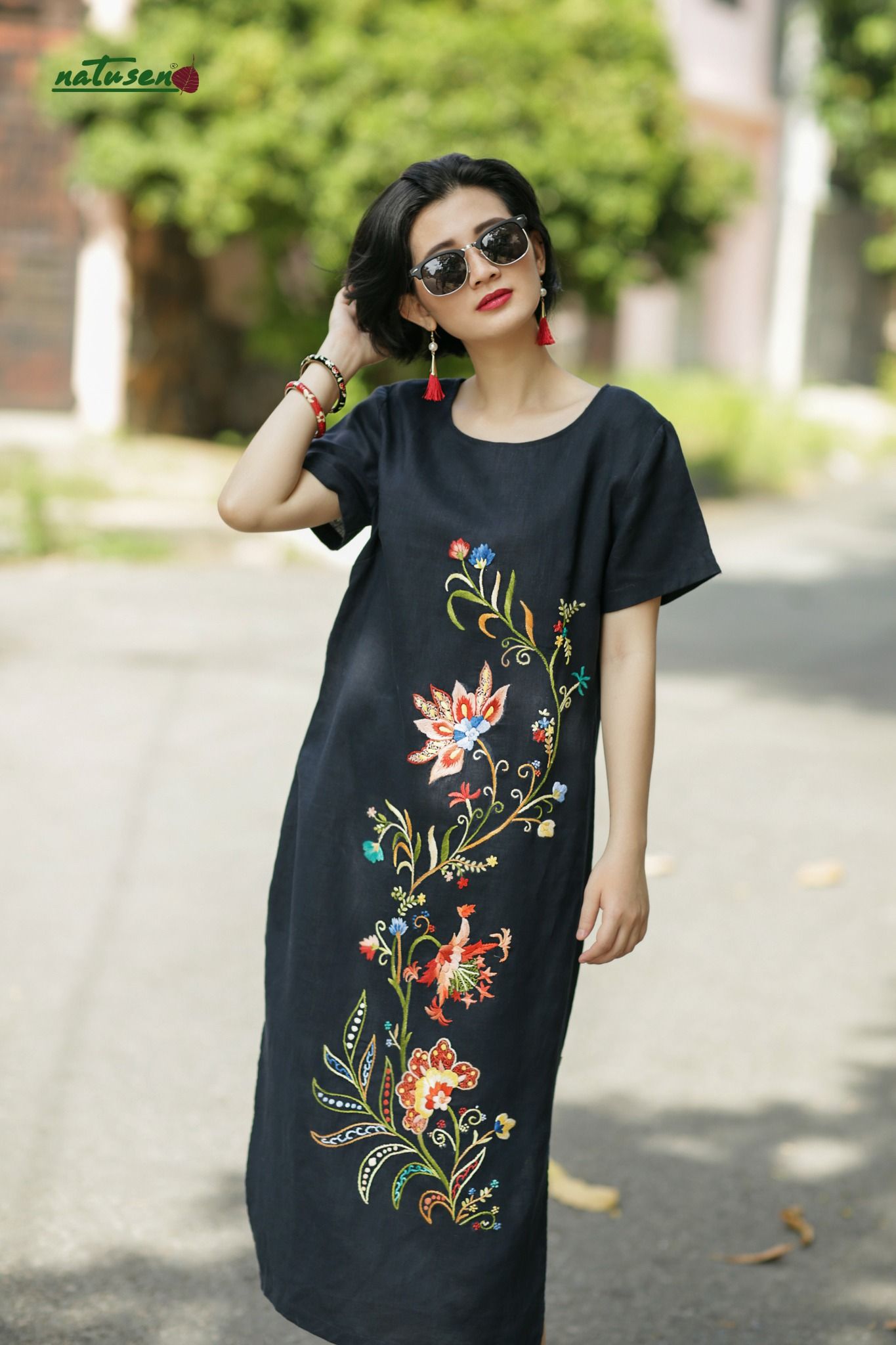 Đầm Queen Jacobeans maxi suông đen tay con