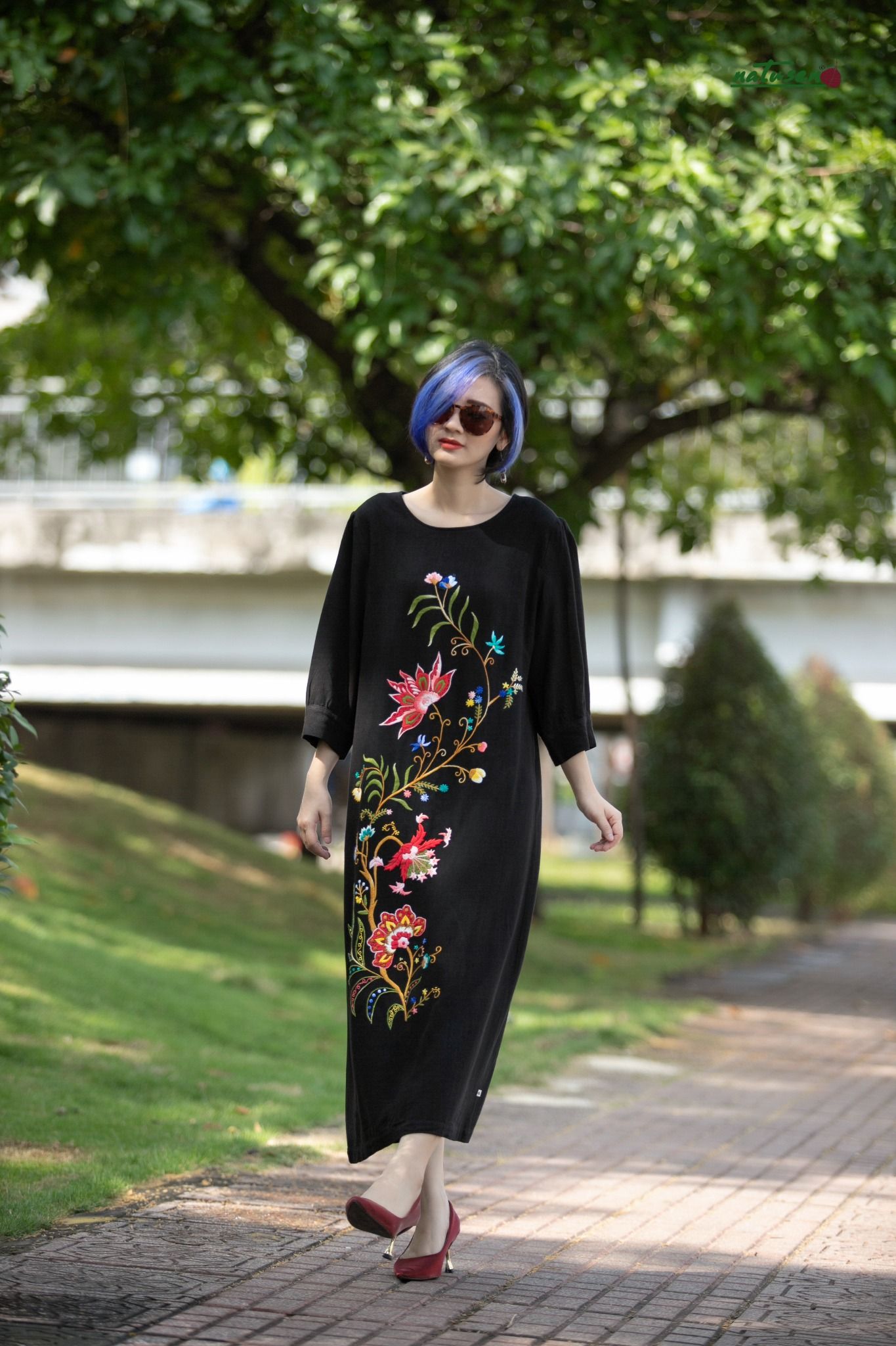 Đầm Miko Đen linen bamboo thêu tay Queen Jacobean