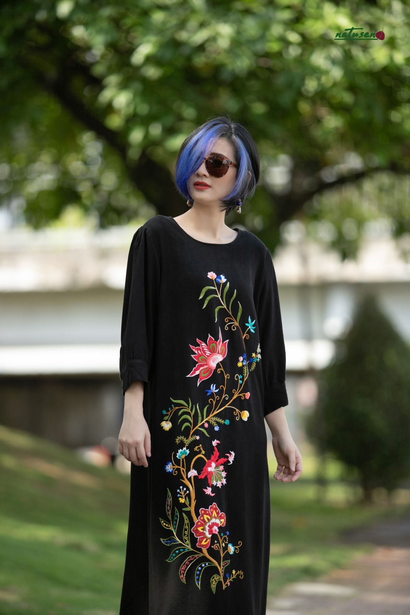 Đầm Miko Đen linen bamboo thêu tay Queen Jacobean