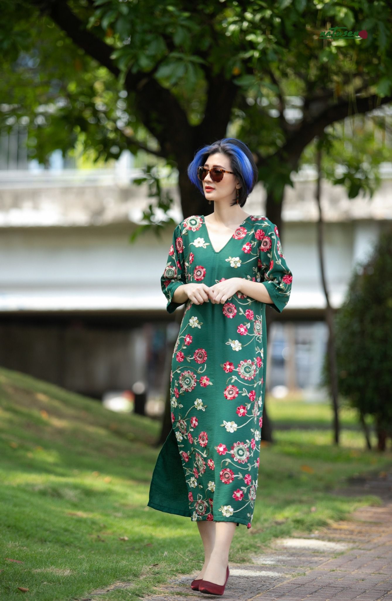Đầm thêu ren Xanh Thông cổ tim góc