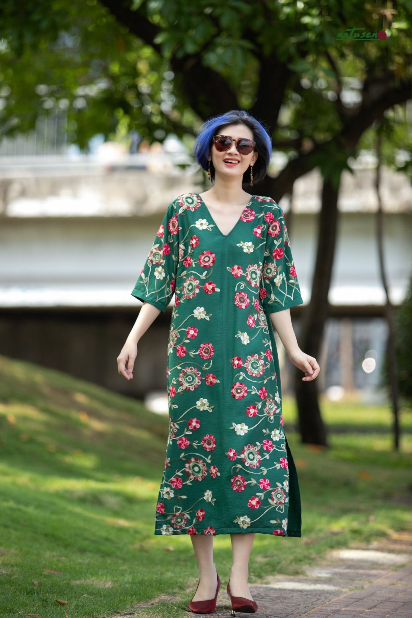 Đầm thêu ren Xanh Thông cổ tim góc
