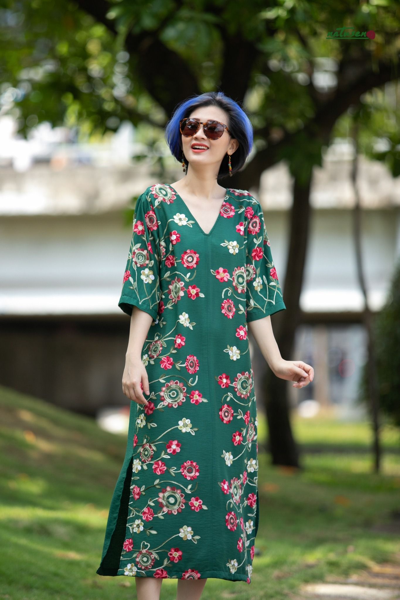 Đầm thêu ren Xanh Thông cổ tim góc