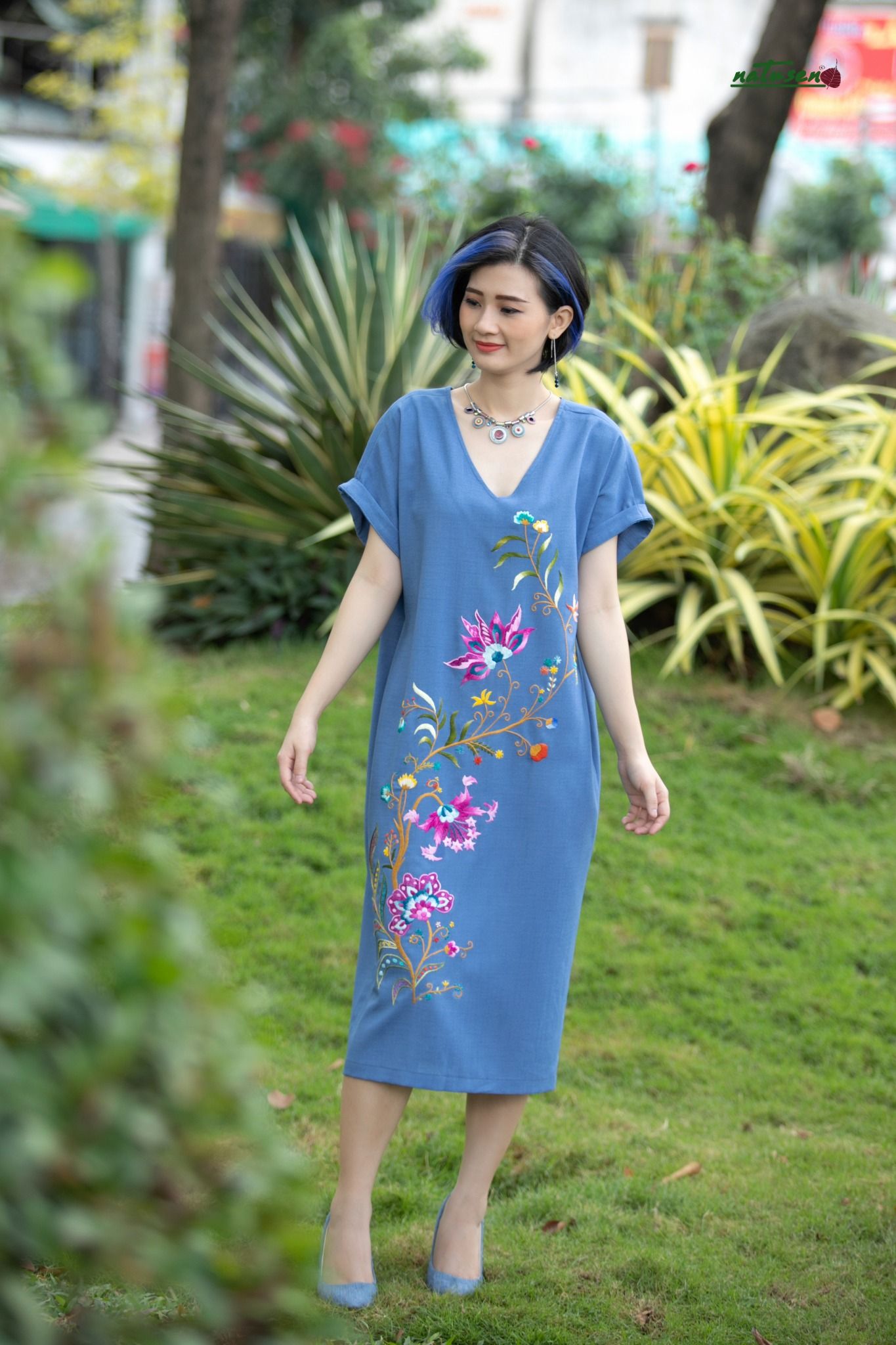 Đầm Tahera xanh tím tim thêu tay Queen Jacobean