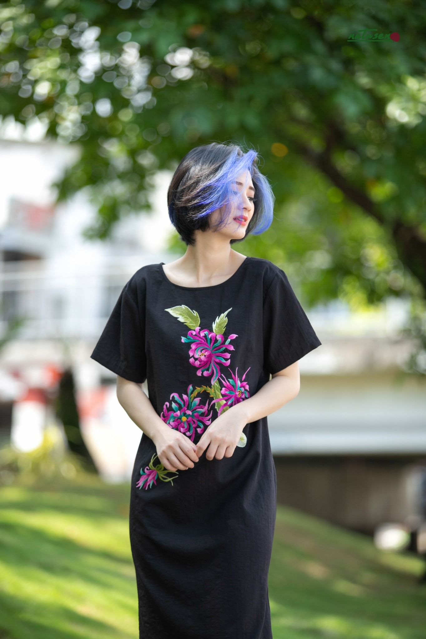 Đầm Moon Mandarin Đen thêu thủ công Cúc Quỳnh