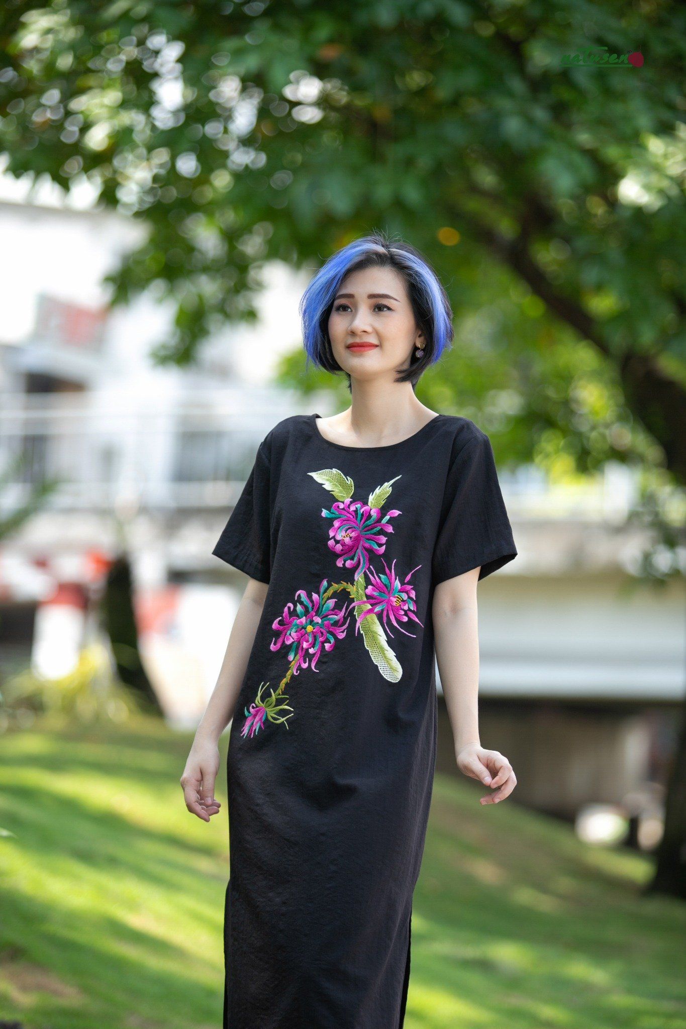 Đầm Moon Mandarin Đen thêu thủ công Cúc Quỳnh
