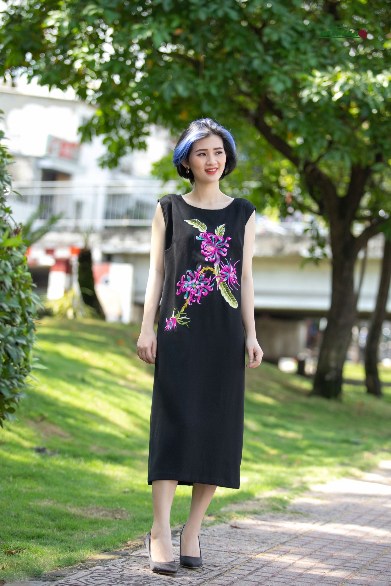 Đầm Đen thêu tay Cúc Quỳnh Frist Lady