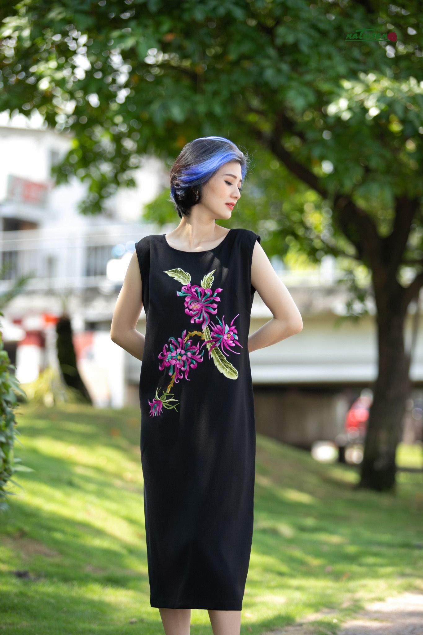 Đầm Đen thêu tay Cúc Quỳnh Frist Lady