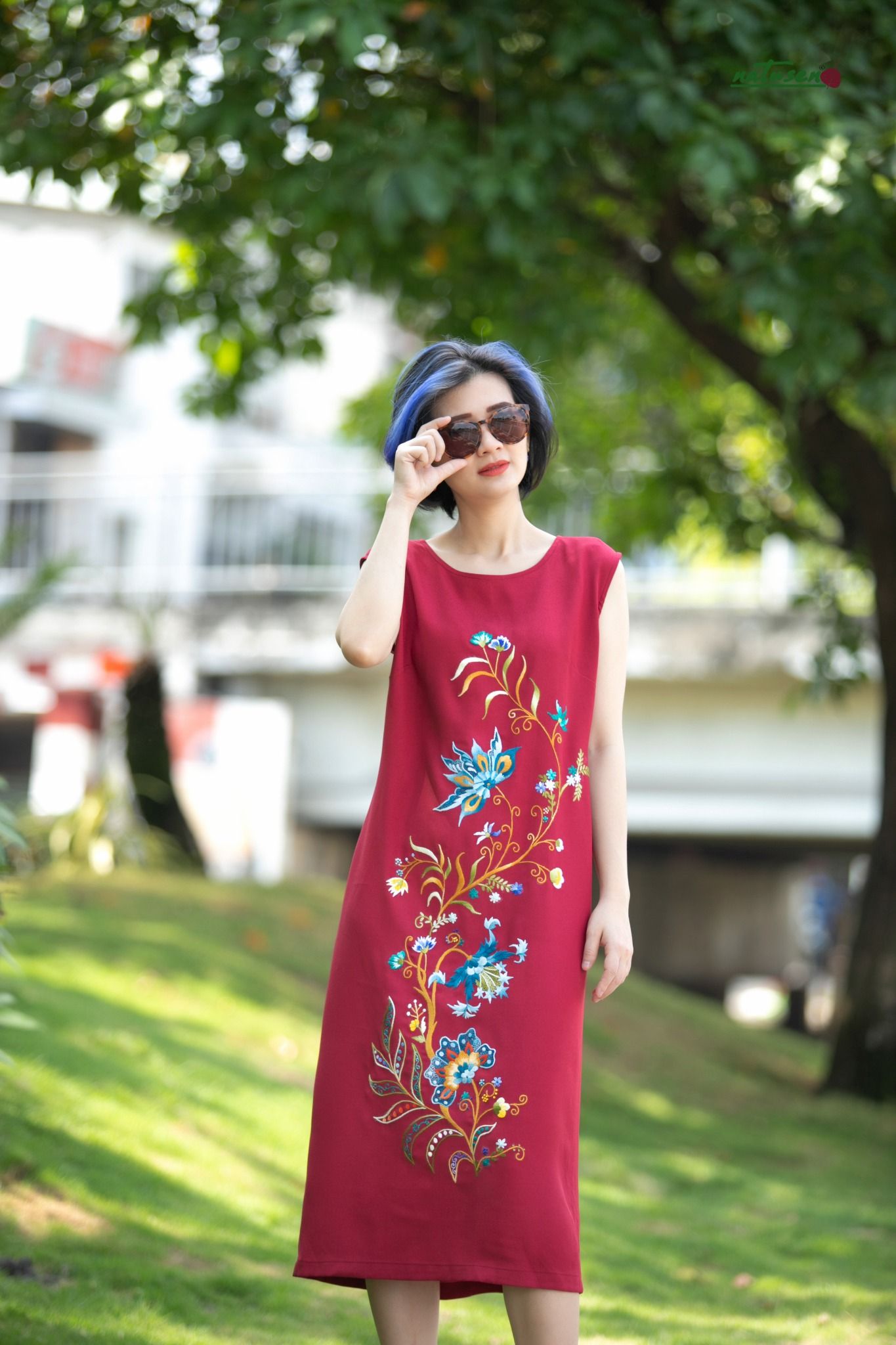 Đầm Đỏ First Lady thêu tay Queen Jacobean