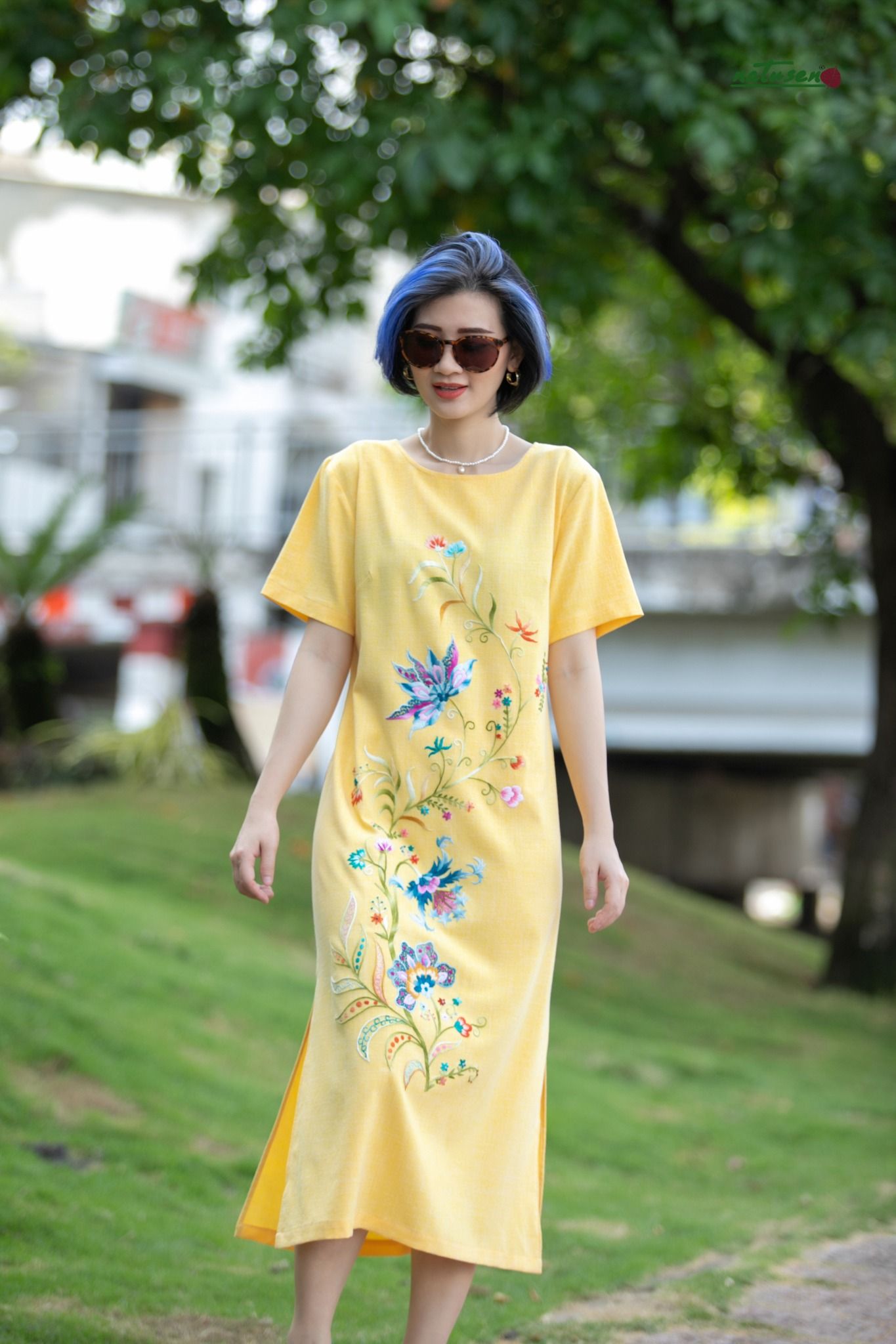 Đầm Moon vàng cúc thêu tay Queen Jacobean