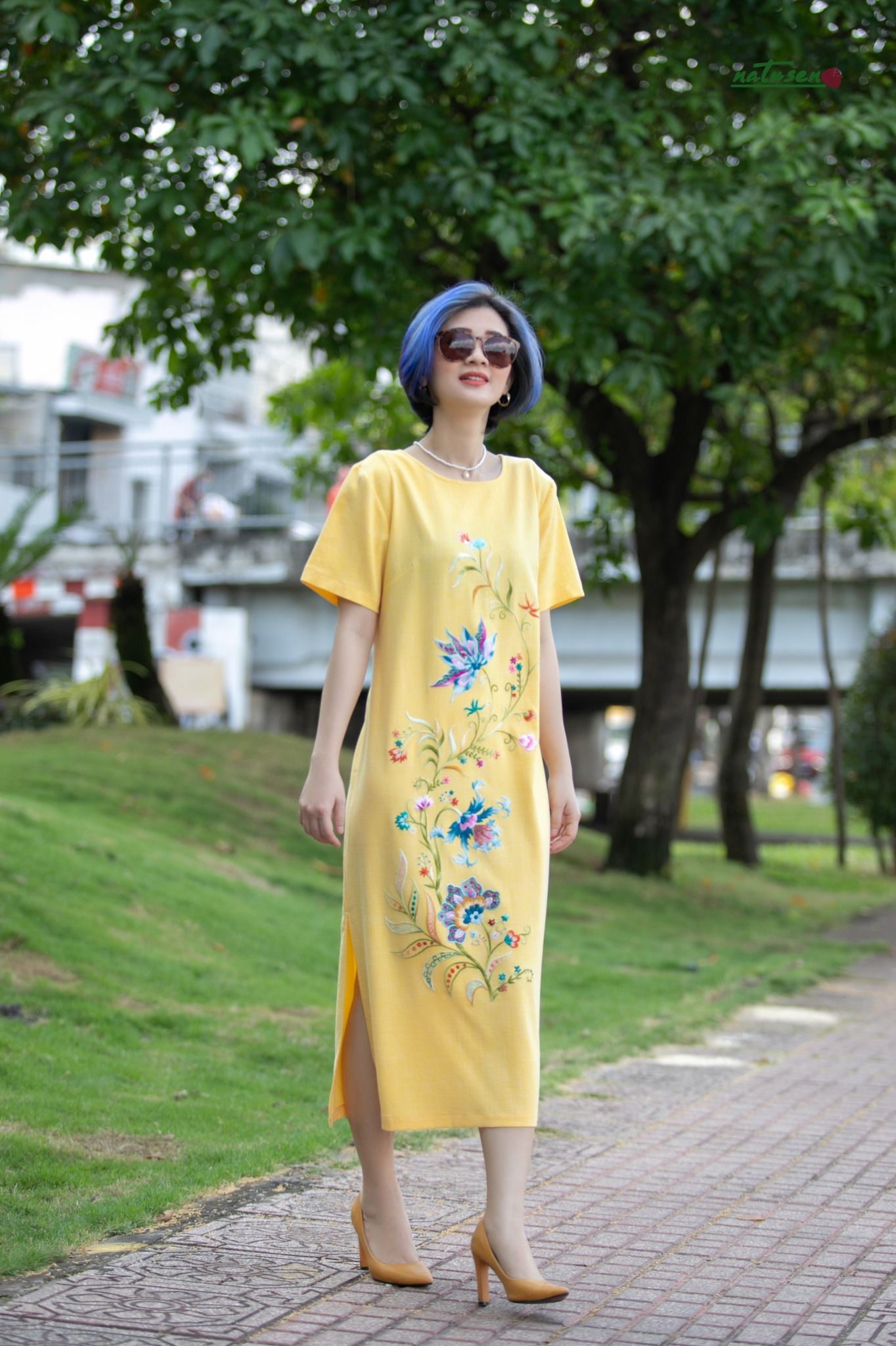 Đầm Moon vàng cúc thêu tay Queen Jacobean