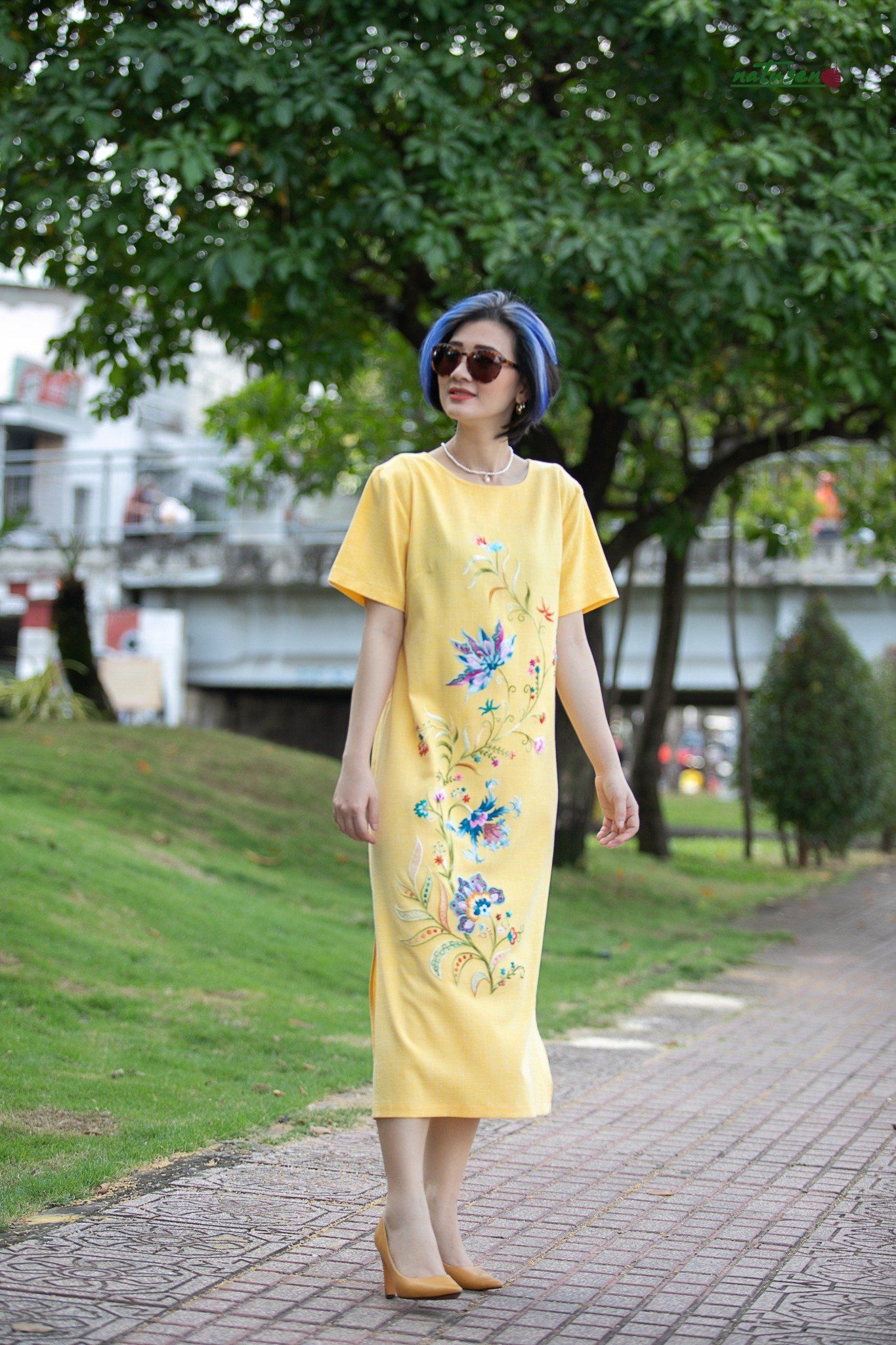 Đầm Moon vàng cúc thêu tay Queen Jacobean