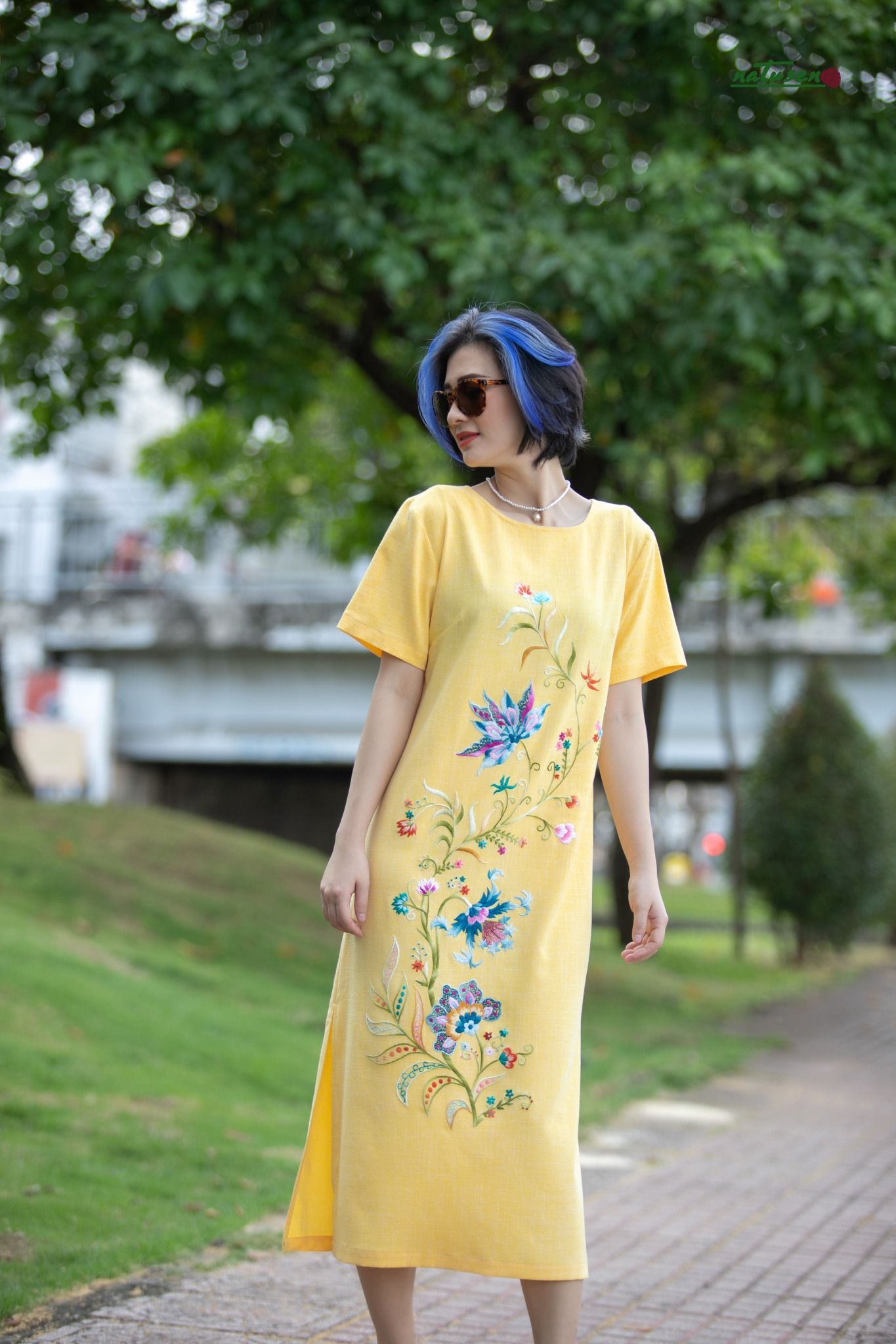 Đầm Moon vàng cúc thêu tay Queen Jacobean