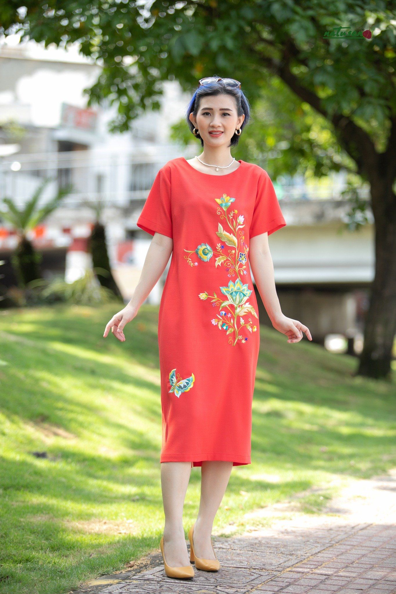 Đầm cam tươi thêu tay Noel Jacobean