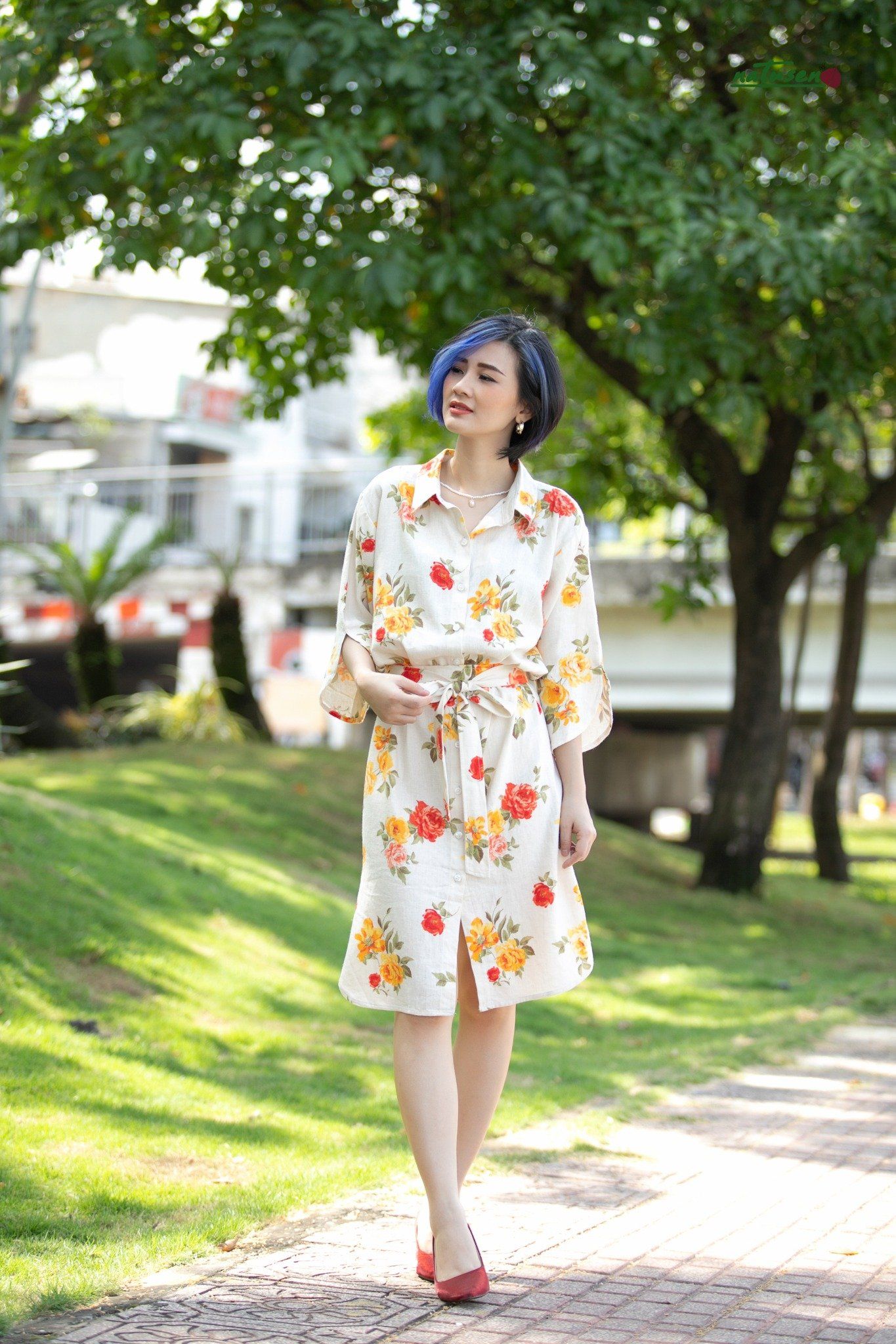 Đầm chemise linen in hoa hồng cam đỏ tay vét