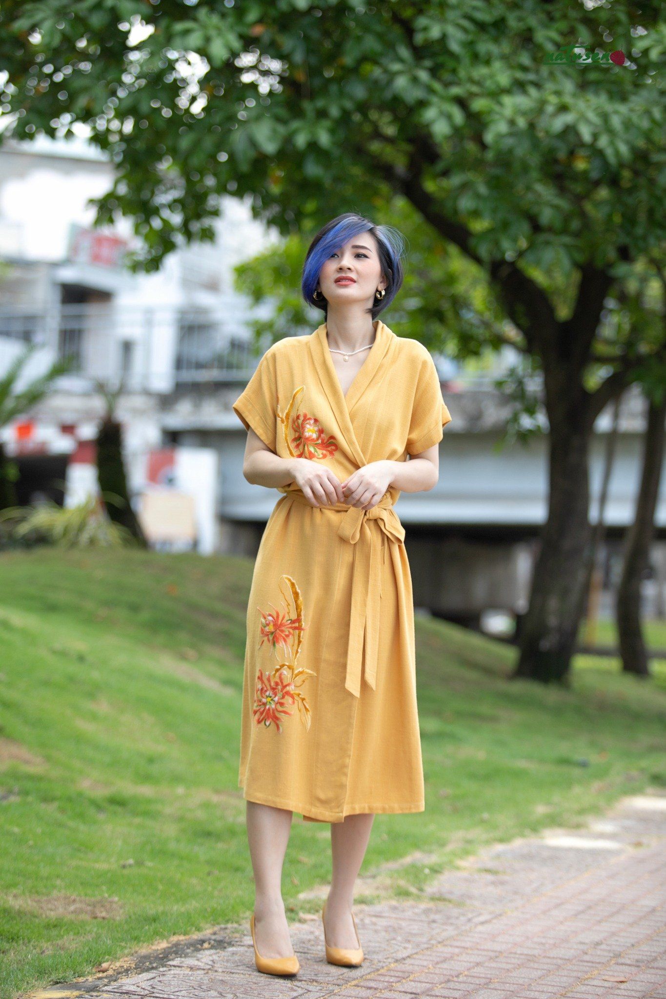 Đầm thêu tay Cúc Quỳnh vàng mustard WarpDress