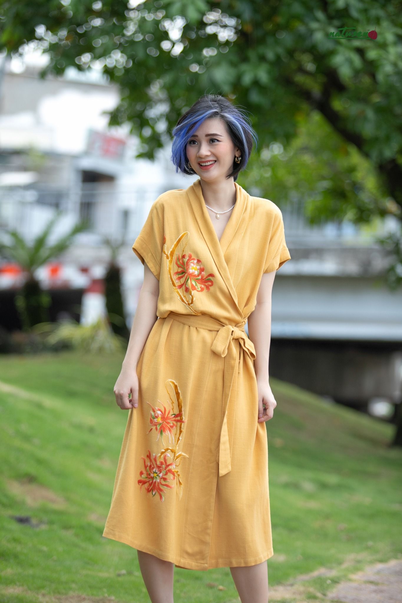 Đầm thêu tay Cúc Quỳnh vàng mustard WarpDress