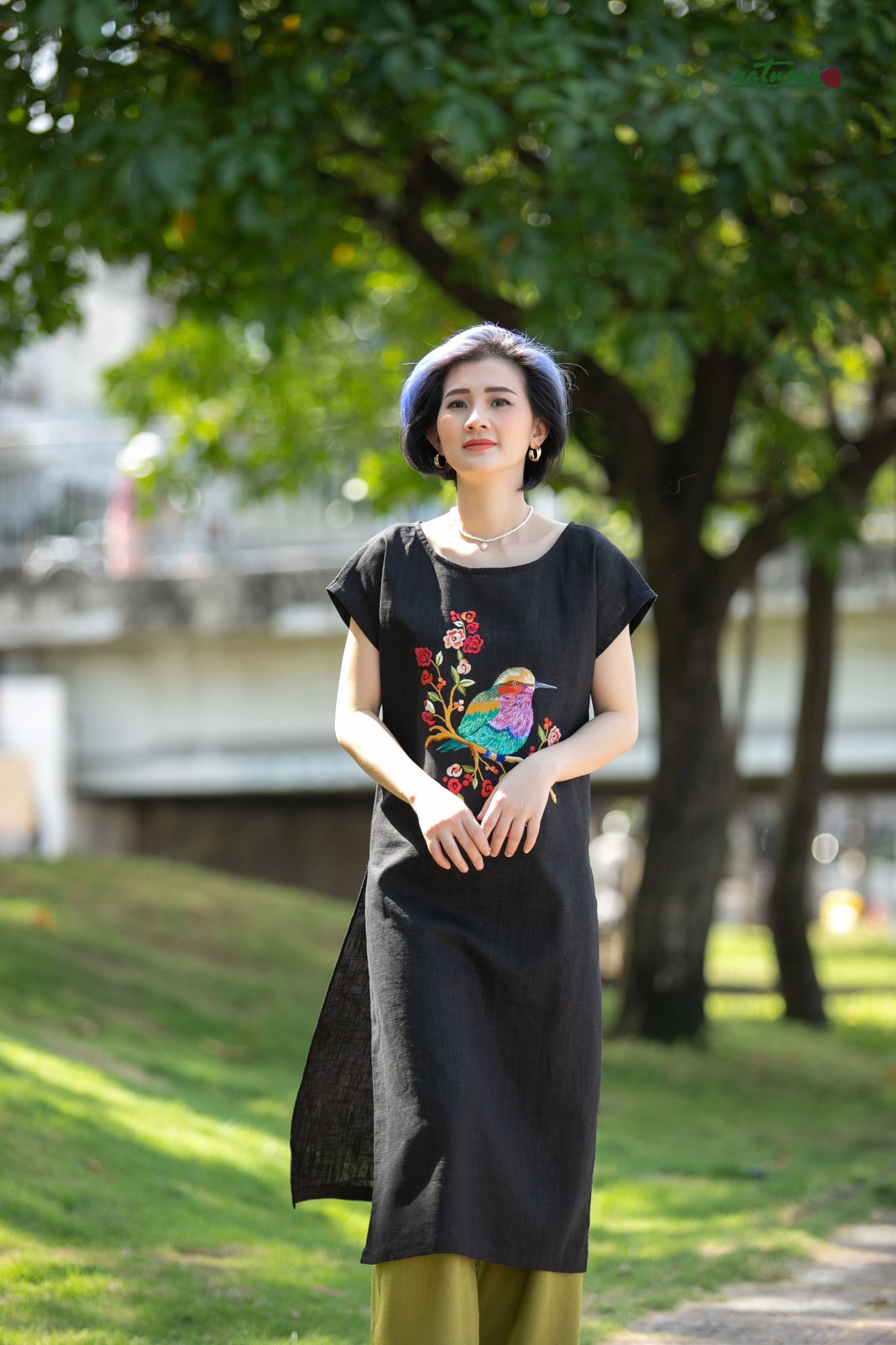Tunic đen thêu tay Sả Hoa Hồng