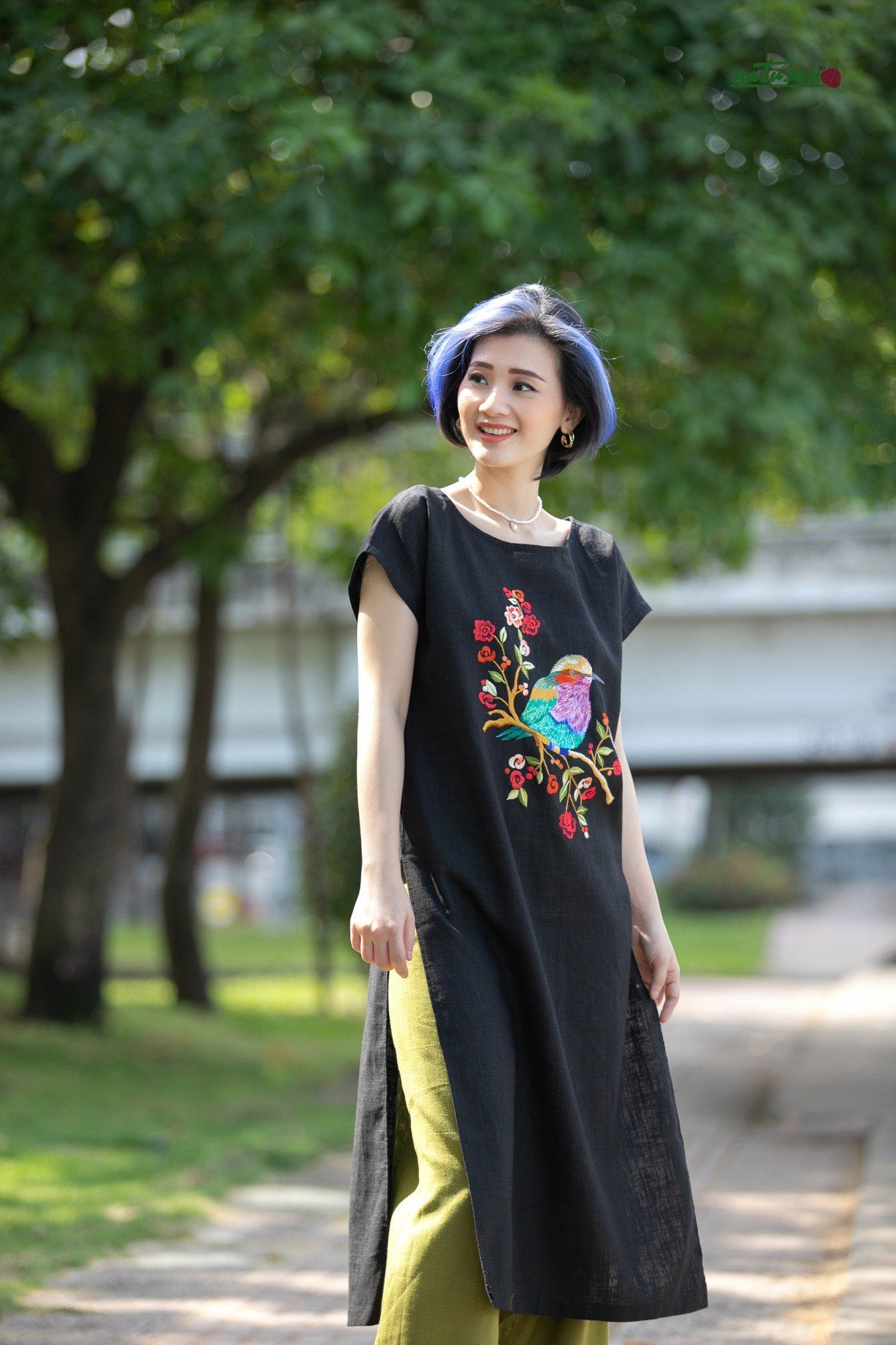 Tunic đen thêu tay Sả Hoa Hồng