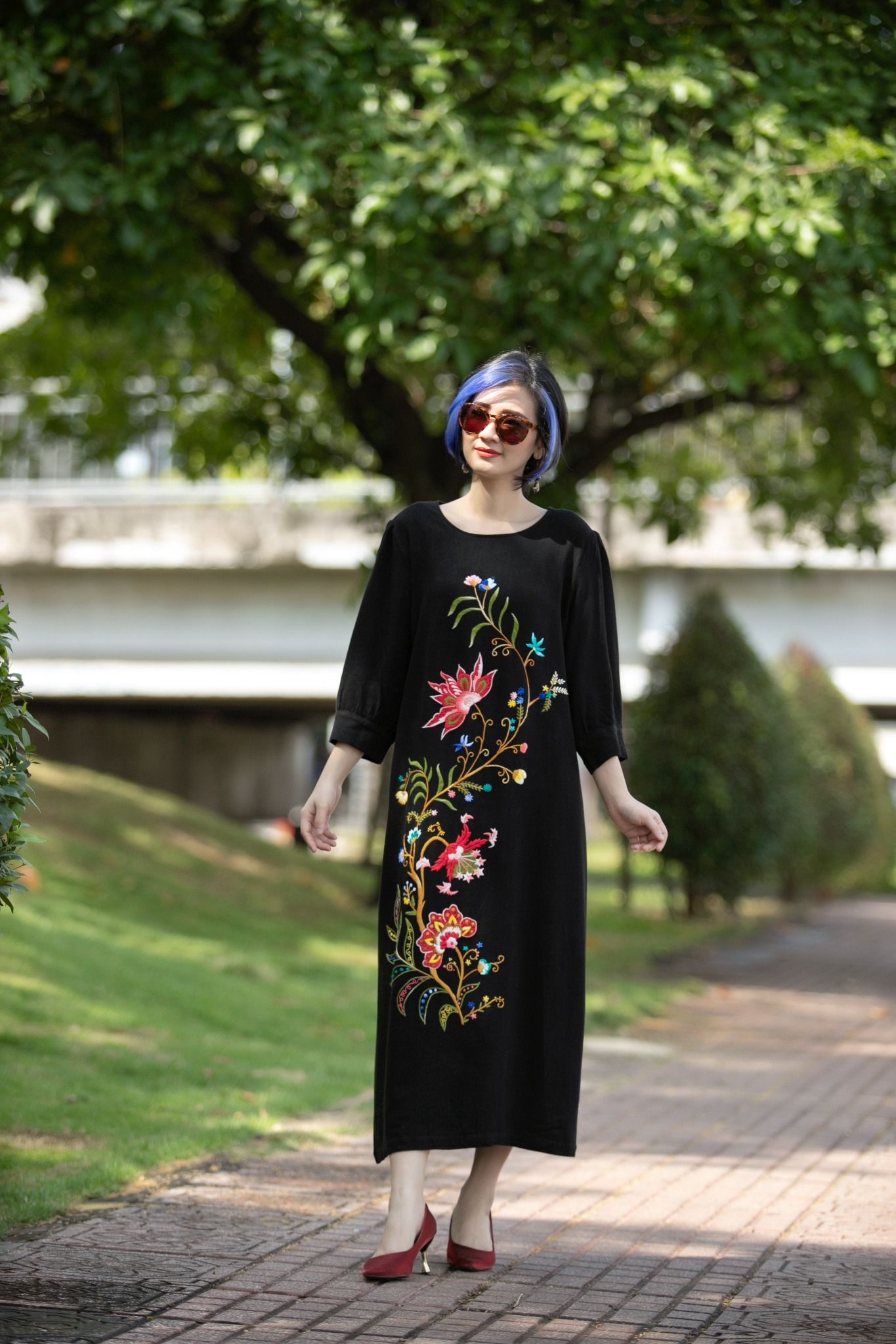 Đầm Miko Đen linen bamboo thêu tay Queen Jacobean
