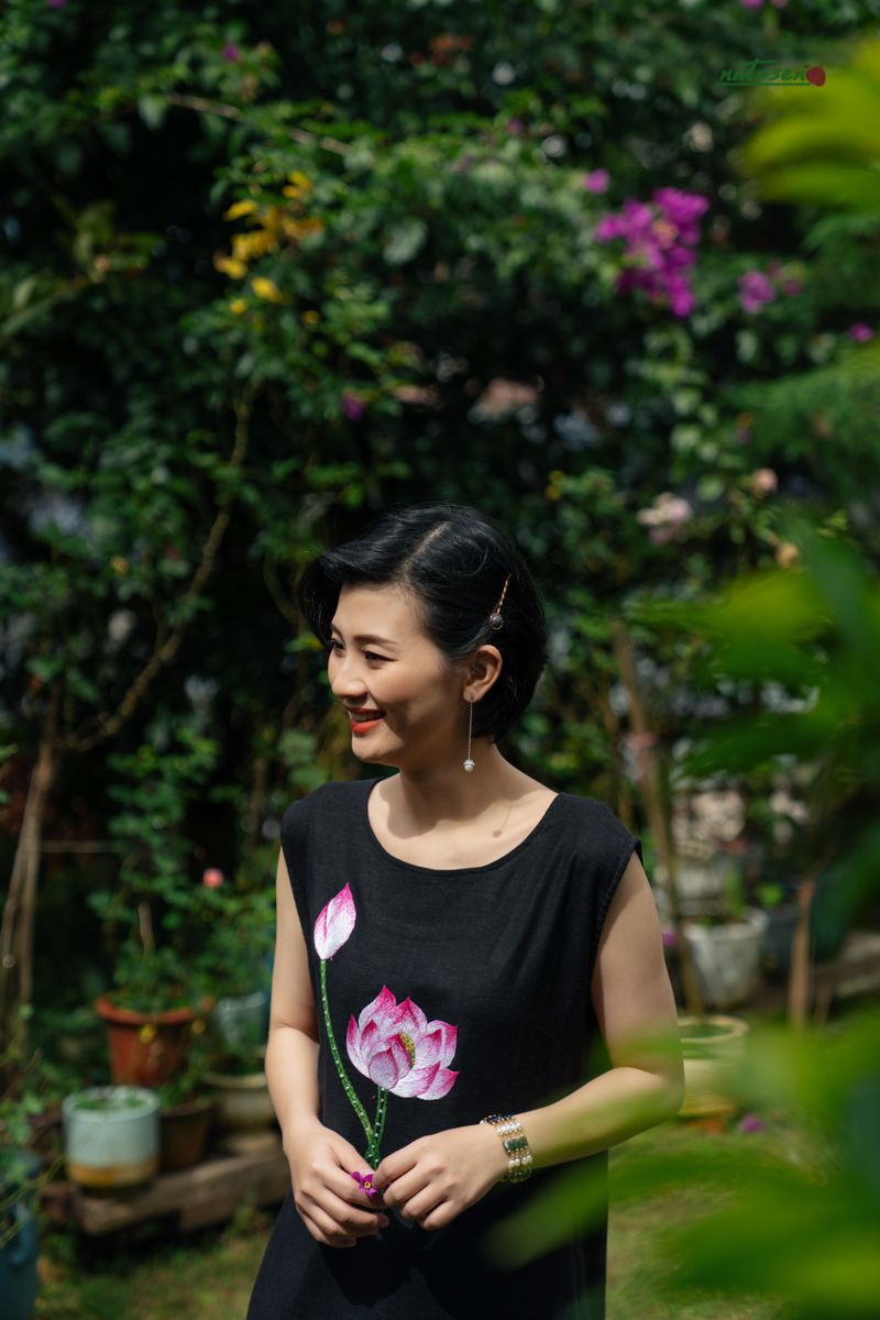 Đầm đen party Sen Bình NHiên