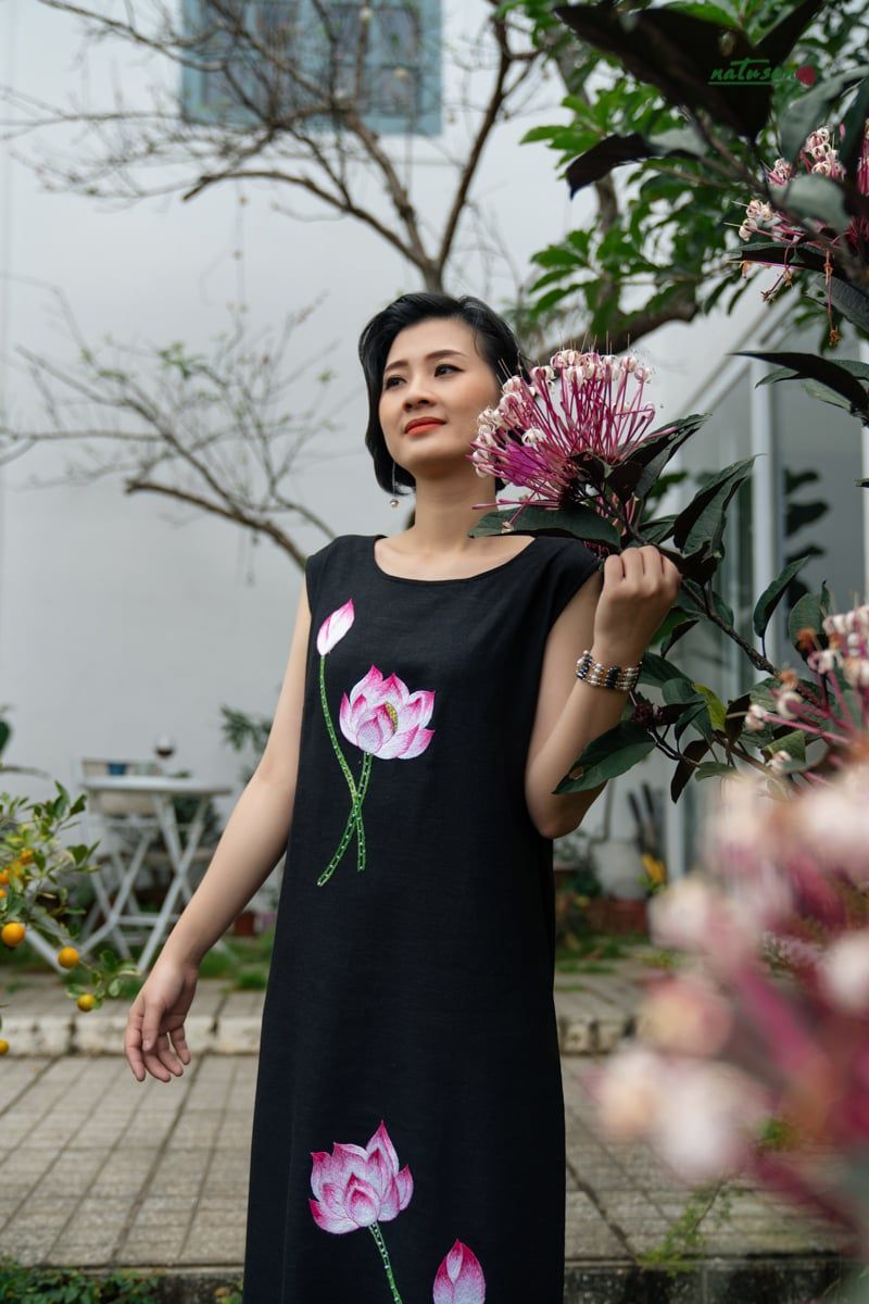 Đầm đen party Sen Bình NHiên