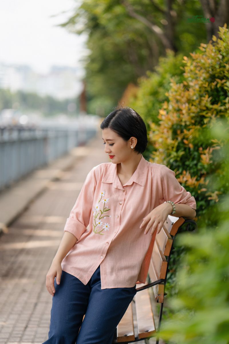 Áo chemise hồng nhạt thêu tay XUyến Chi