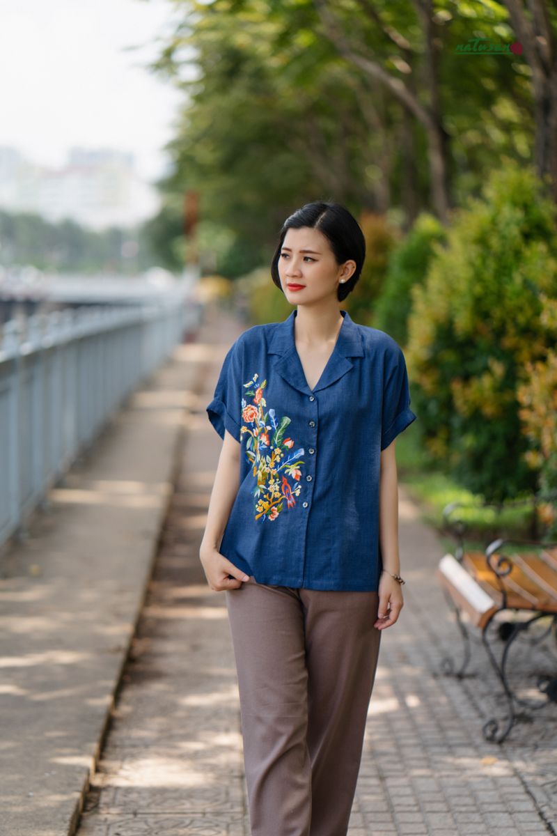 Áo cổ vest xanh Royal thêu Gắn Kết