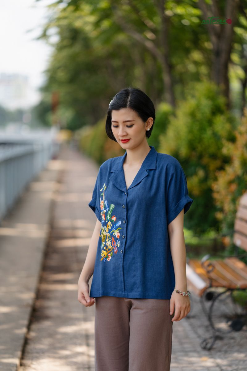 Áo cổ vest xanh Royal thêu Gắn Kết