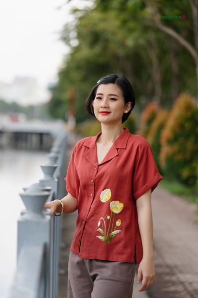  Áo cổ vest Red Brick thêu tay Poppy vàng 