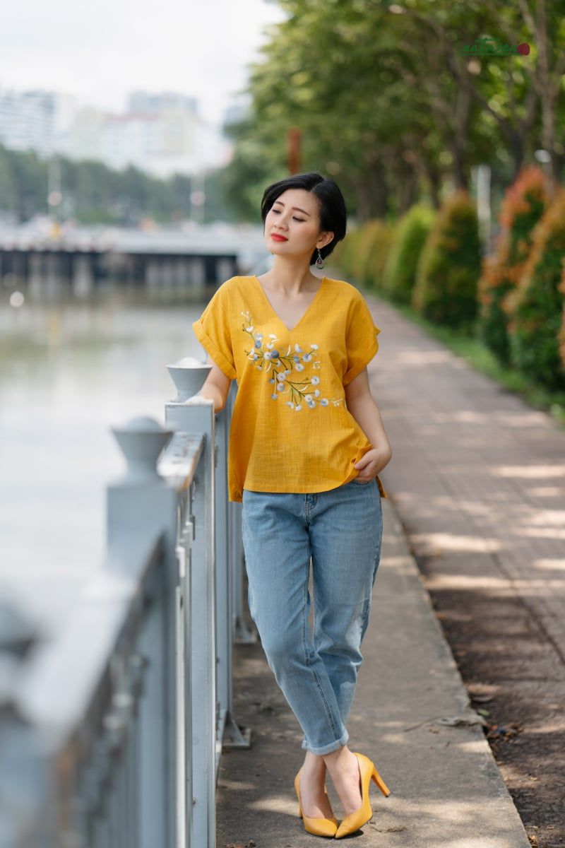 Áo cổ tim vàng thêu tay hoa Thạch Thảo