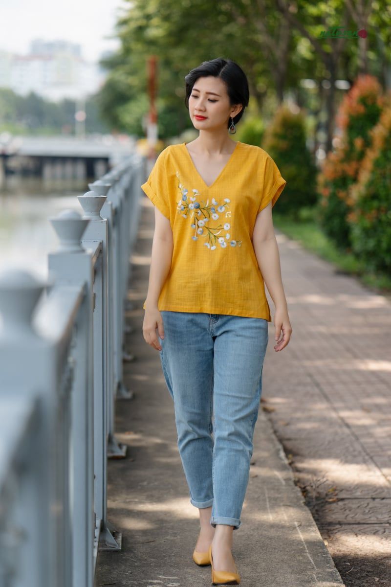 Áo cổ tim vàng thêu tay hoa Thạch Thảo