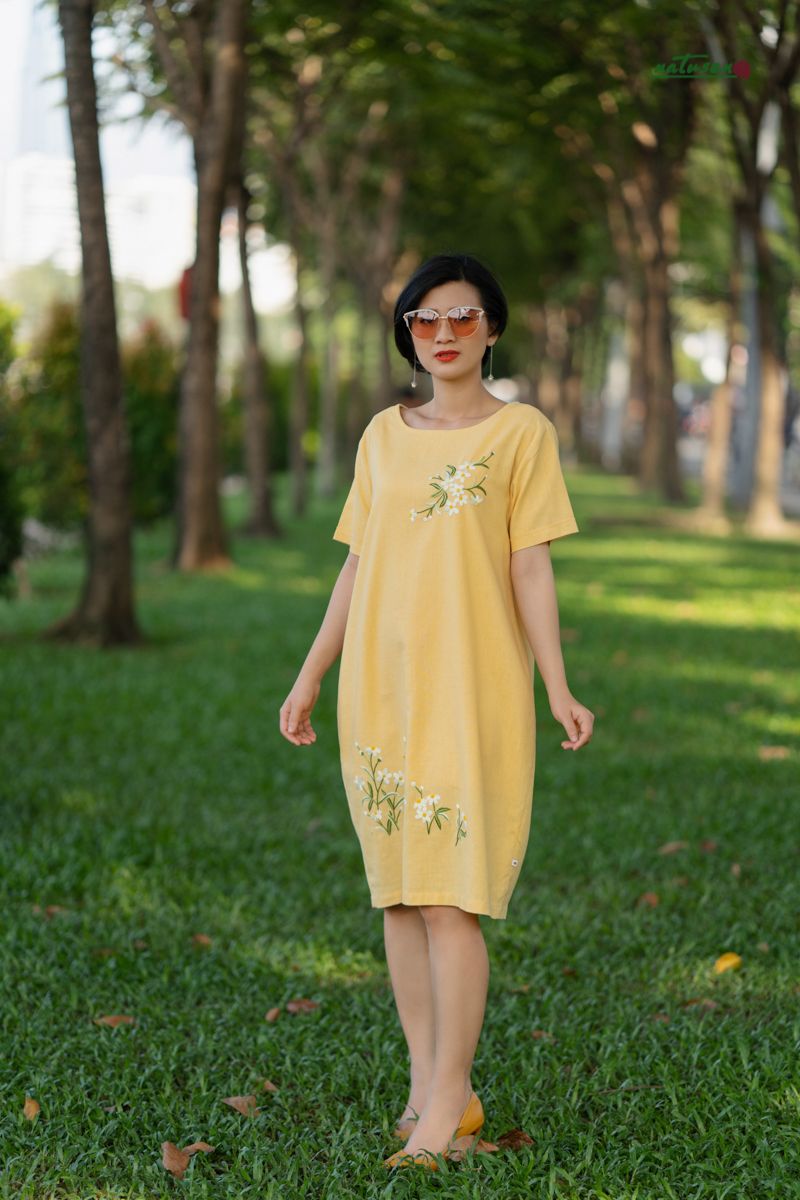 Đầm bí vàng nhạt thêu tay Xuyến Chi