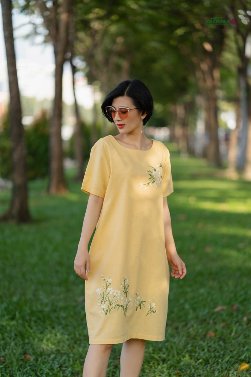 Đầm bí vàng nhạt thêu tay Xuyến Chi