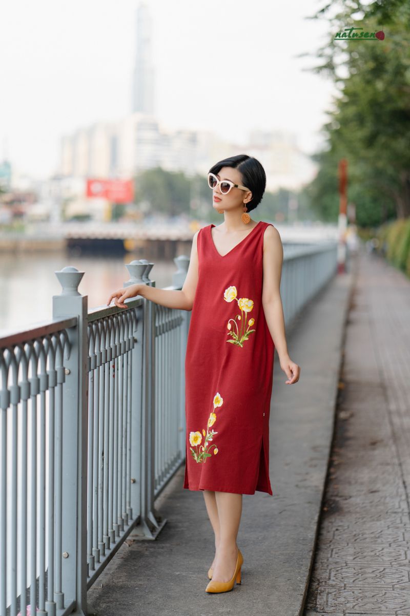 Đầm hè Red Brick thêu Poppy vàng cổ tim