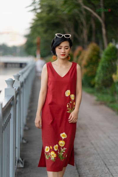  Đầm hè Red Brick thêu Poppy vàng cổ tim 